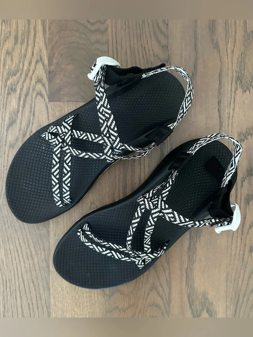 Chaco Women's ZX/1 Cloud Dual Adjustable Straps Cushioned Sandal Black, White 10